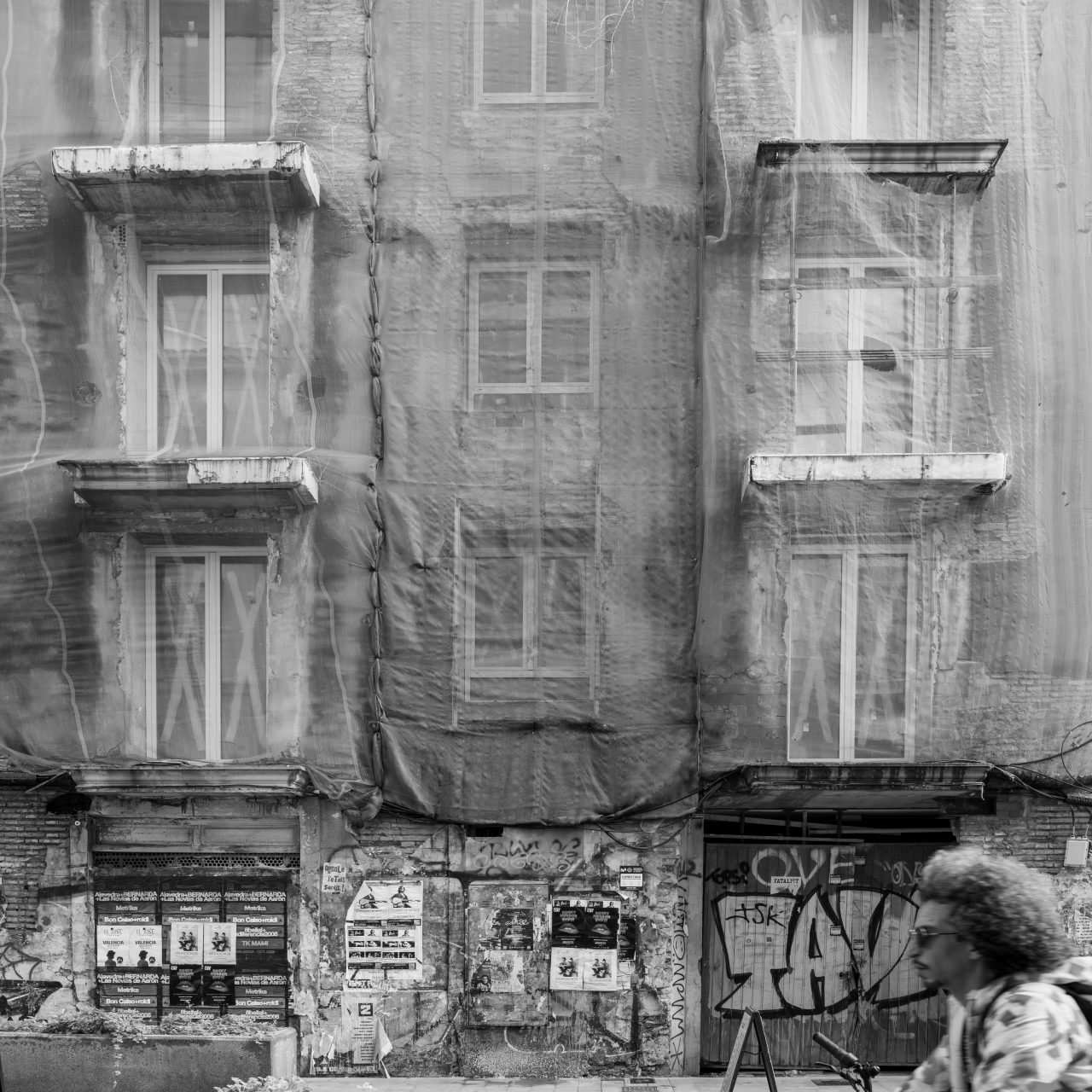 Pared en blanco y negro con hombre melena al viento