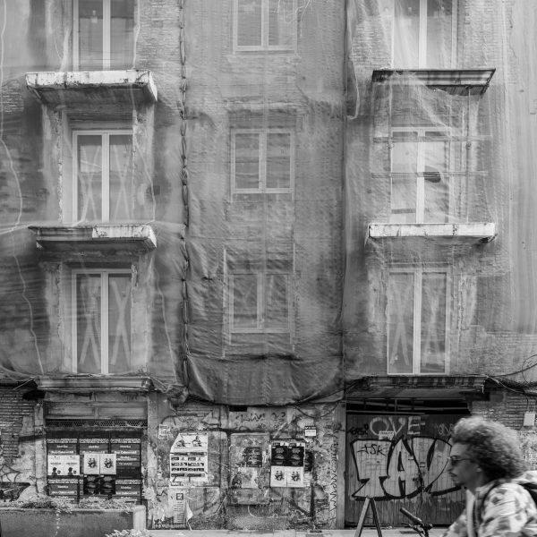 Pared en blanco y negro con hombre melena al viento